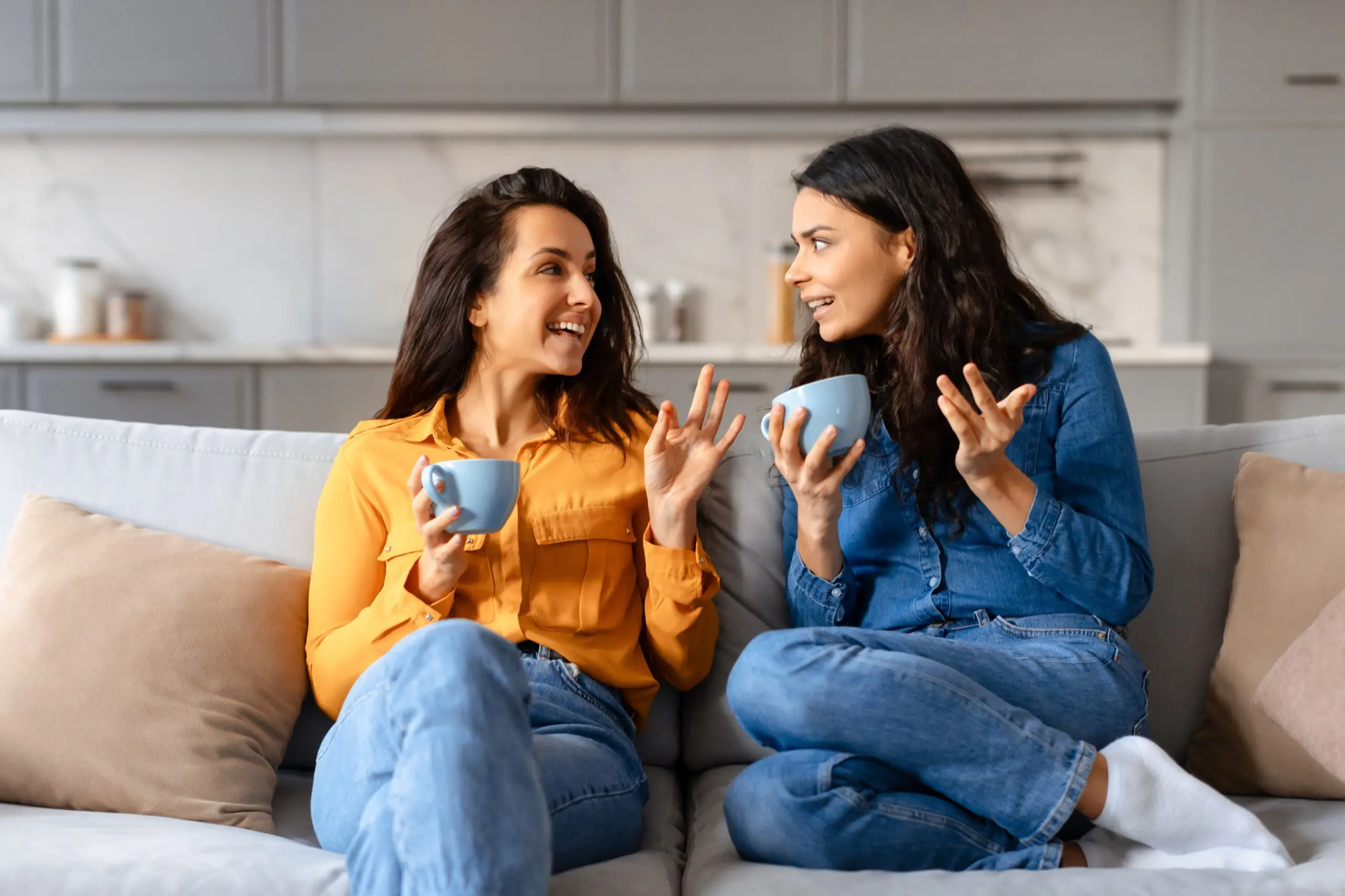 Friends talking over coffee to overcome the fear of asking for help in recovery