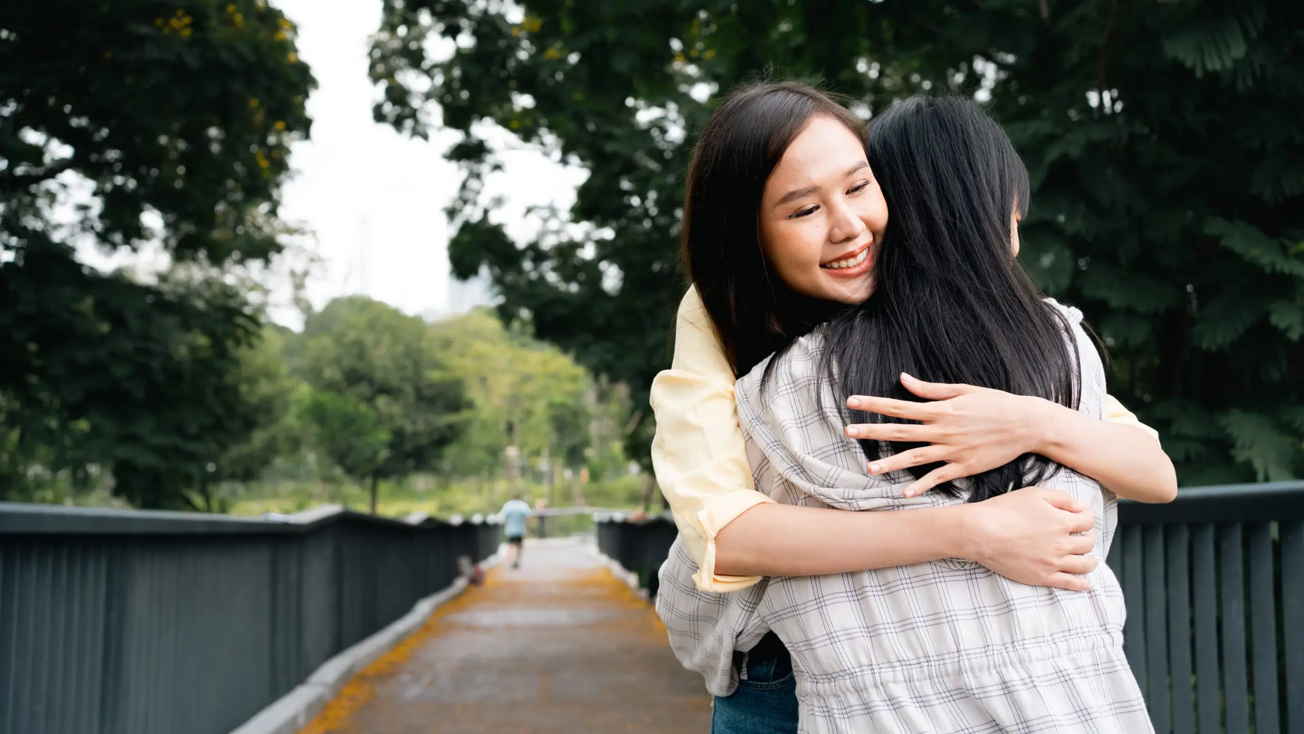 Friends providing emotional support during a recovery conversation