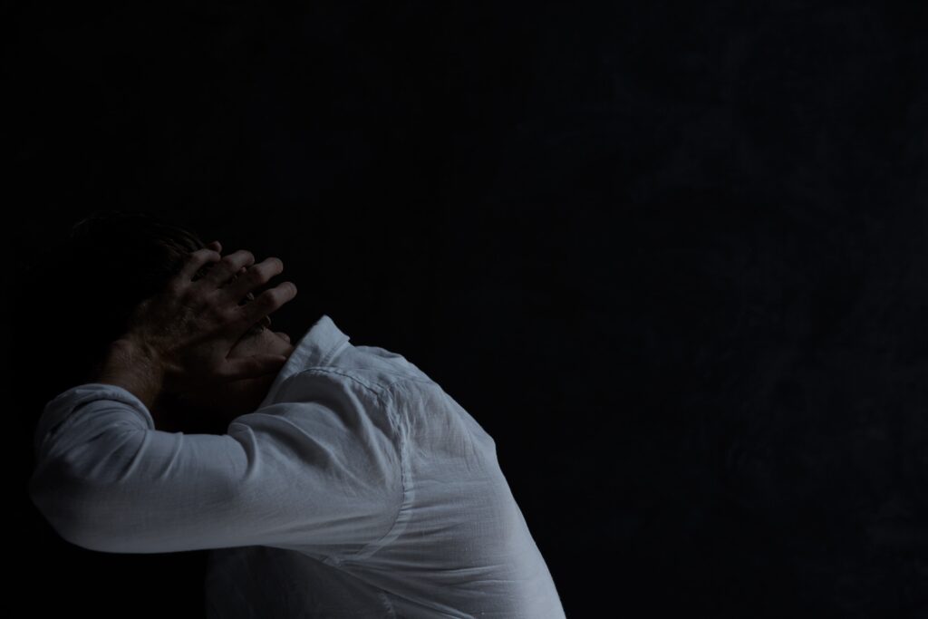 Image symbolizing a person struggling alone against the voice of the inner critic in isolation.