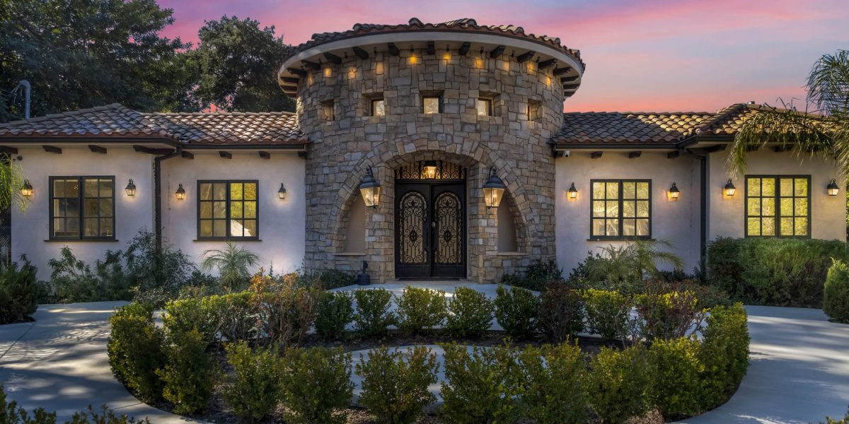 3T7A1493-copy front of Vanity Wellness Center's sober living at dusk